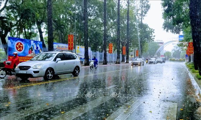 Cơn mưa trái mua xuất hiện tại quận Ninh Kiều, thành phố Cần Thơ trong chiều 22/2. Ảnh: Thanh Liêm - TTXVN