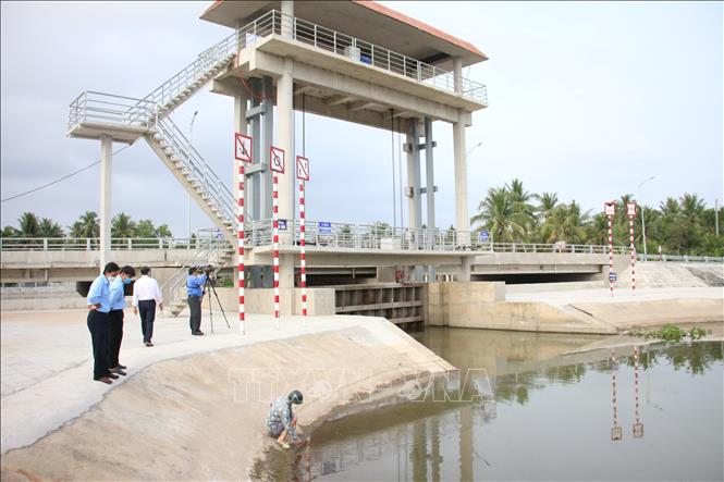 Trong ảnh: Cán bộ, nhân viên Công ty THHH Một thành viên Khai thác công trình thủy lợi Bến Tre kiểm tra vận hành cống Châu Thới, huyện Giồng Trôm. Ảnh: Công Trí-TTXVN