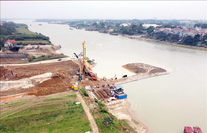 Trong ảnh: Cầu Vĩnh Phú qua sông Lô đang được các đơn vị thi công đẩy nhanh tiến độ thi công. Ảnh: Hoàng Hùng-TTXVN