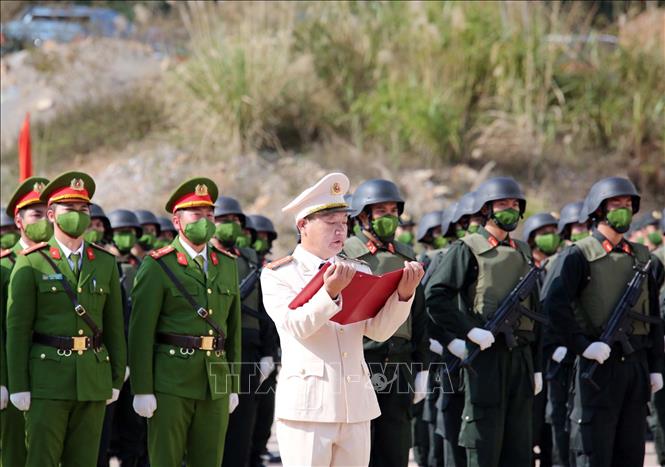 Trong ảnh: Thượng tá Triệu Văn Minh, Giám đốc Trung tâm huấn luyện quốc gia phòng, chống khủng thực hiện nghi lễ tuyên thệ tại buổi lễ. Ảnh: TTXVN phát