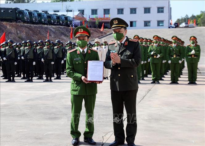 Trong ảnh: Đại tướng Tô Lâm, Ủy viên Bộ Chính trị, Bộ trưởng Bộ Công an trao quyết định thành lập Trung tâm cho Trung tướng Phạm Quốc Cương, Tư lệnh Bộ Tư lệnh CSCĐ. Ảnh: TTXVN phát 