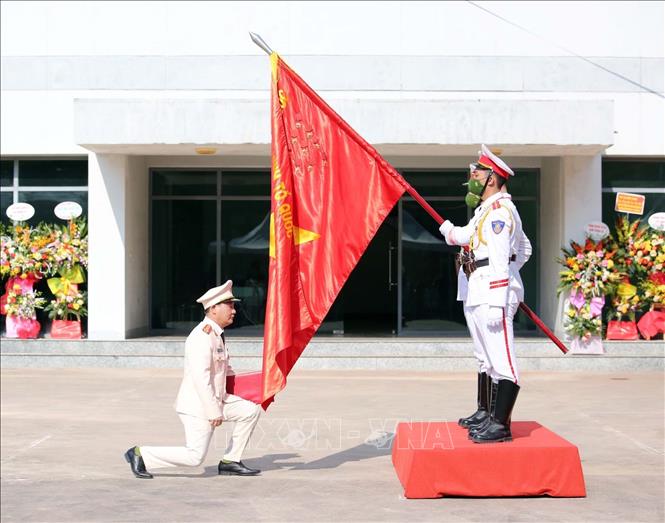 Trong ảnh: Thượng tá Triệu Văn Minh, Giám đốc Trung tâm huấn luyện quốc gia phòng, chống khủng thực hiện nghi lễ tuyên thệ tại buổi lễ. Ảnh: TTXVN phát