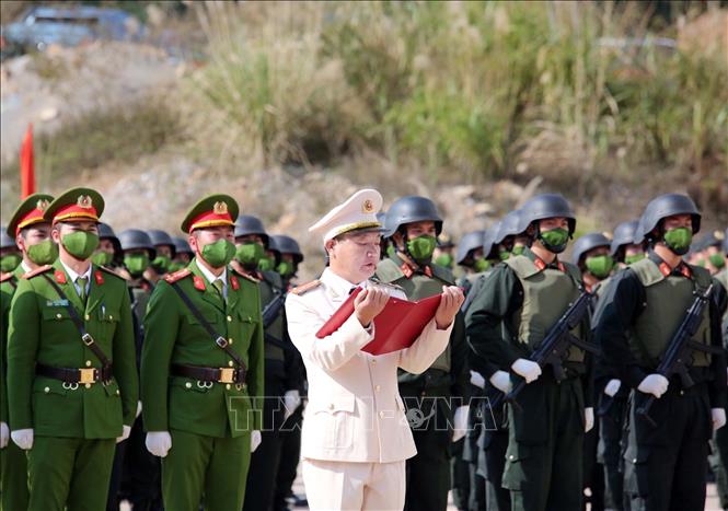Photo: Sen. Lieut. Colonel Trieu Van Minh, Director of the National Traning Centre for Counter-Terrorism takes an oath at the ceremony.