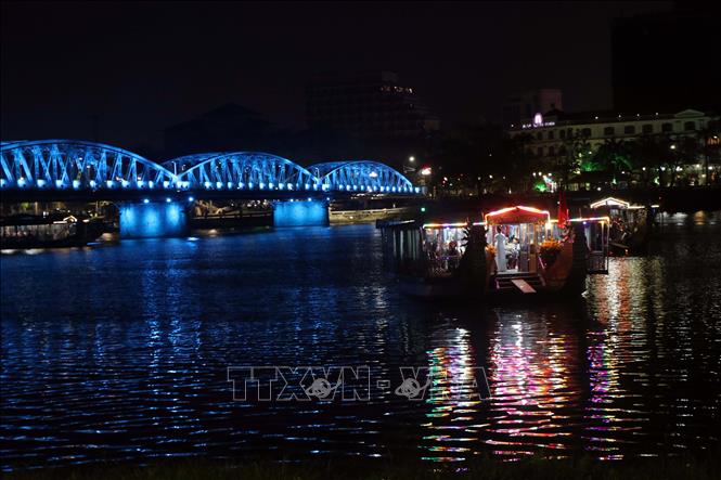 Trong ảnh: Thuyền rồng chở khách du lịch trên sông Hương về đêm. Ảnh: Đỗ Trưởng - TTXVN