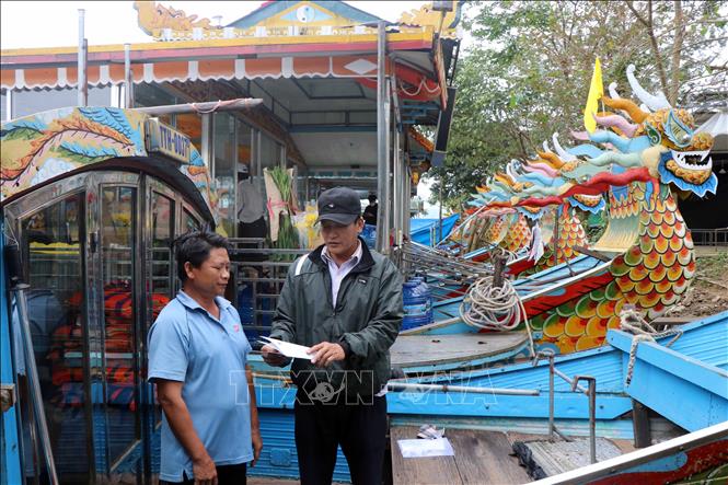 Trong ảnh: Nhiều thuyền rồng chở khách trên sông Hương chuẩn bị hết niên hạn hoạt động. Ảnh: Đỗ Trưởng - TTXVN