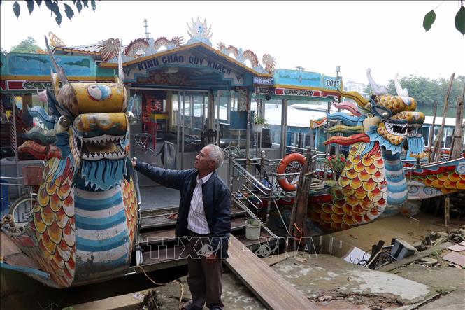 Trong  Nguyễn Văn Lân, chủ thuyền TTH 0045 nhiều năm gắn bó với nghề chở khách du lịch trên sông Hương rất tâm tư khi chiếc thuyền sẽ hết niên hạn hoạt động trong tháng 10/2022. Ảnh: Đỗ Trưởng - TTXVN