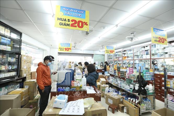 Khách đến mua thuốc điều trị COVID-19 tại cửa hàng thuốc Long Châu (phố Hoàng Hoa Thám, Hà Nội). Ảnh: Minh Quyết - TTXVN