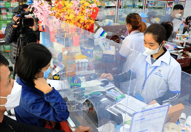 Trong ảnh: Người dân đến các hiệu thuốc Long Châu, Bắc Ninh mua thuốc Monulpiravir điều trị COVID-19. Ảnh: Đinh Văn Nhiều-TTXVN
