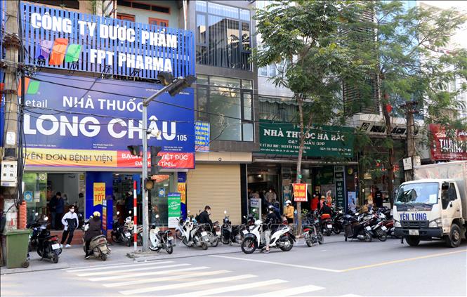 Trong ảnh: Người dân đến các hiệu thuốc Long Châu, Bắc Ninh mua thuốc Monulpiravir điều trị COVID-19. Ảnh: Đinh Văn Nhiều-TTXVN