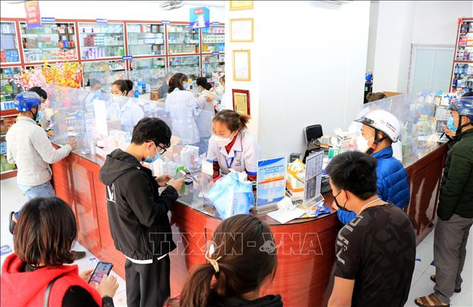 Trong ảnh: Người dân đến các hiệu thuốc Long Châu, Bắc Ninh mua thuốc Monulpiravir điều trị COVID-19. Ảnh: Đinh Văn Nhiều-TTXVN