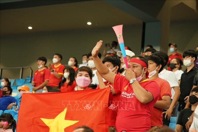 Sự hiện diện của hàng trăm cổ động viên Việt Nam trên sân Morodok khiến bầu không khí của trận đấu luôn nóng rực. Ảnh: Trần Long - PV TTXVN tại Campuchia