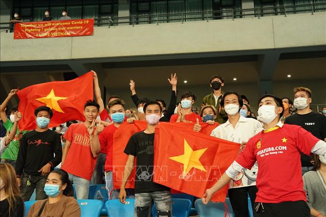 Sự hiện diện của hàng trăm cổ động viên Việt Nam trên sân Morodok khiến bầu không khí của trận đấu luôn nóng rực. Ảnh: Trần Long - PV TTXVN tại Campuchia