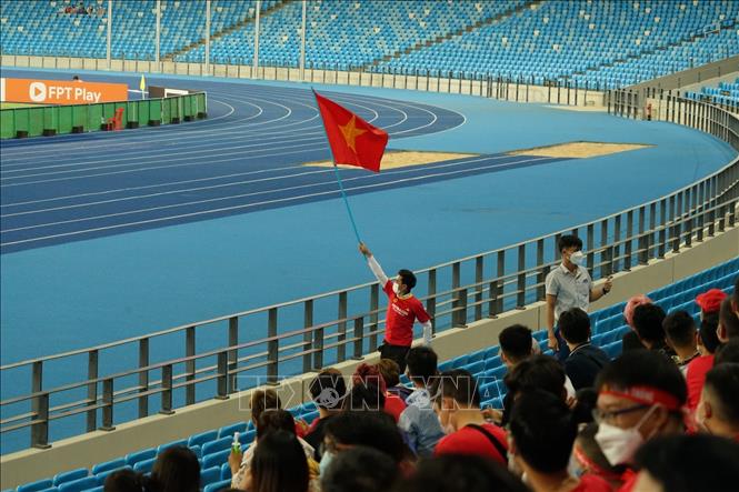 Hàng trăm cổ động viên U23 Việt Nam tại sân vận động Quốc gia Morodok Techo tối 24/2. Ảnh: Trần Long - PV TTXVN tại Campuchia