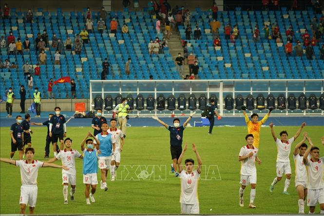 Cầu thủ U23 Việt Nam tri ân các cổ động viên sau chiến thắng nghẹt thở trên chấm 11m. Ảnh: Trần Long - PV TTXVN tại Campuchia