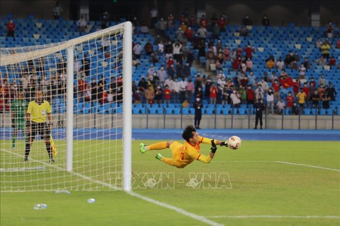 Thủ môn Tuấn Hưng đã bay người cản phá thành công cú sút thứ 4 của U23 Timor Leste. Ảnh: 	
Nguyễn Vũ Hùng-Pv TTXVN tại Campuchia
