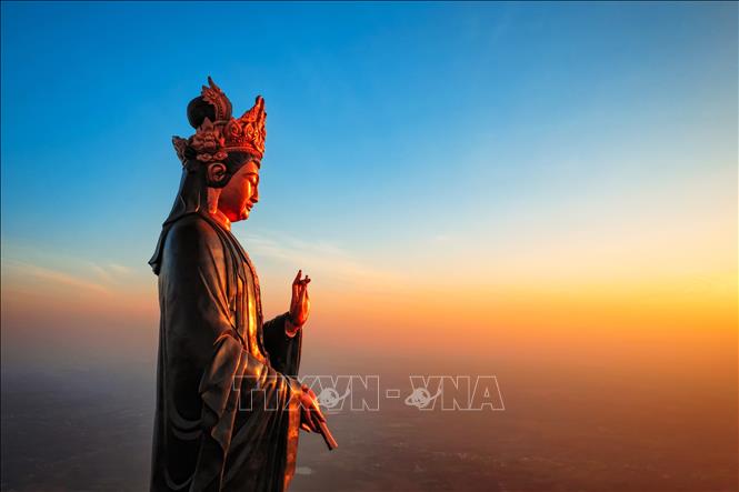 Trong ảnh: Tượng Phật Bà Tây Bổ Đà Sơn đứng sừng sững trên đỉnh núi Bà Đen. Ảnh: Thanh Tân - TTXVN
