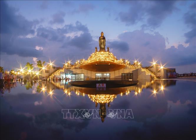 Trong ảnh: Tượng Phật Bà Tây Bổ Đà Sơn được trang trí tinh xảo, đứng sừng sững trên đỉnh núi Bà Đen. Ảnh: Thanh Tân - TTXVN