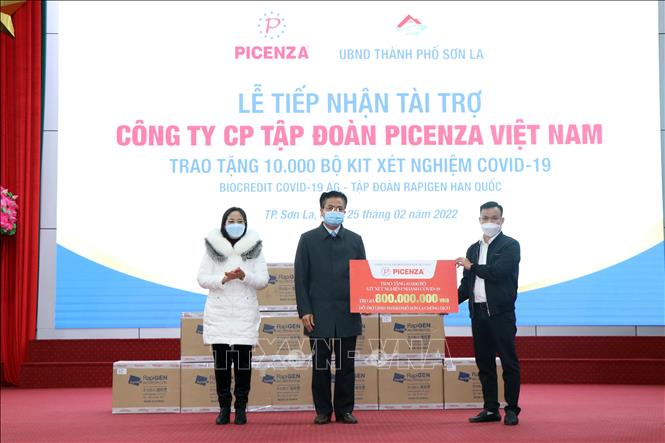 Trong ảnh: Đại diện thành phố Sơn La tiếp nhận kit test nhanh COVID-19 do doanh nghiệp trao tặng. Ảnh: Hữu Quyết - TTXVN