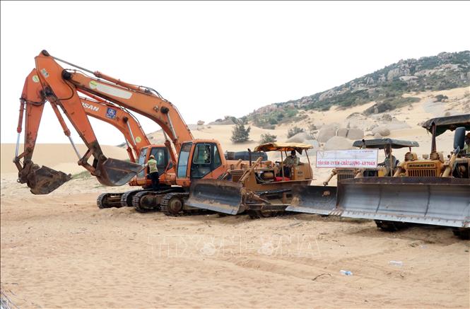 Máy móc, thiết bị thăm gia khởi công dự án Cap Padaran Mũi Dinh. Ảnh: Công Thử - TTXVN