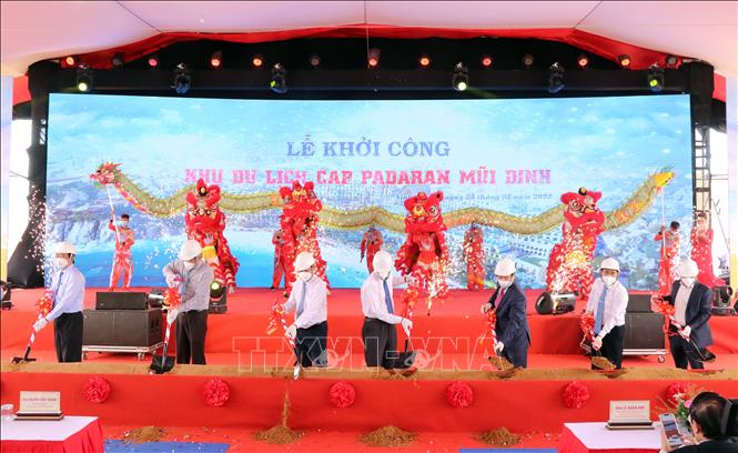 Các đại biểu thực hiện nghi thức động thổ khởi công dự án Cap Padaran Mũi Dinh. Ảnh: Công Thử - TTXVN