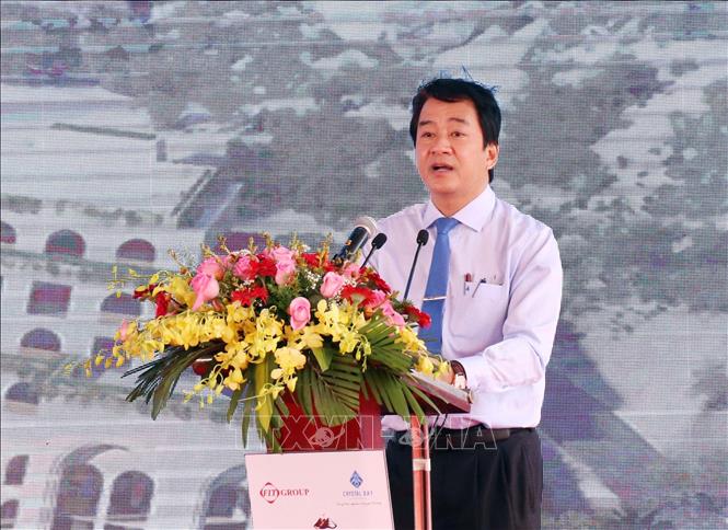 Ông Nguyễn Long Biên, Phó Chủ tịch UBND tỉnh Ninh Thuận phát biểu tại khởi công dự án Cap Padaran Mũi Dinh. Ảnh: Công Thử - TTXVN