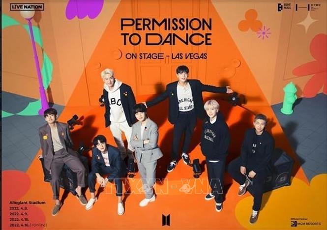 Trong ảnh: Áp phích quảng cáo buổi hòa nhạc “BTS Permission To Dance On Stage - Seoul” của nhóm BTS. Ảnh: Yonhap/ TTXVN
