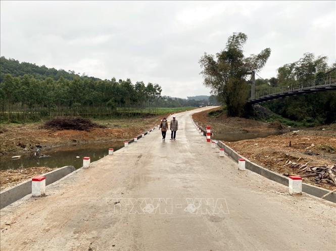 Trong ảnh: Cây cầu tràn thôn Đồng Cháy đi thôn Cao Đá, xã Sơn Nam vừa đưa vào sử dụng từ cuối năm 2021. Ảnh: Vũ Quang – TTXVN