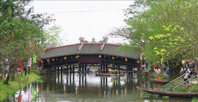 Trong ảnh: Cầu ngói Thanh Toàn có kiến trúc cổ độc đáo. Ảnh: Tường Vi - TTXVN
