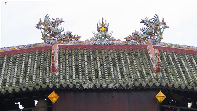 Trong ảnh: Kết cấu gỗ có mái ngói thanh lưu ly theo lối kiến trúc “thượng gia, hạ kiều” (trên nhà, dưới cầu) của cầu ngói Thanh Toàn. Ảnh: Tường Vi - TTXVN