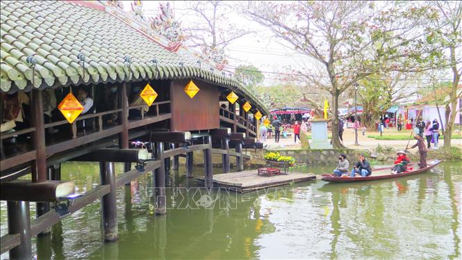Trong ảnh: Cầu ngói Thanh Toàn là điểm du lịch nổi tiếng bởi kiến trúc cổ độc đáo. Ảnh: Tường Vi - TTXVN