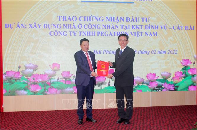 Trong ảnh: Trưởng ban Ban Quản lý Khu kinh tế Hải Phòng Lê Trung Kiên trao Giấy chứng nhận đăng ký đầu tư cho ông CHEN, HSIN-CHENG Tổng Giám đốc Công ty TNHH Pegatron Việt Nam. Ảnh: TTXVN phát