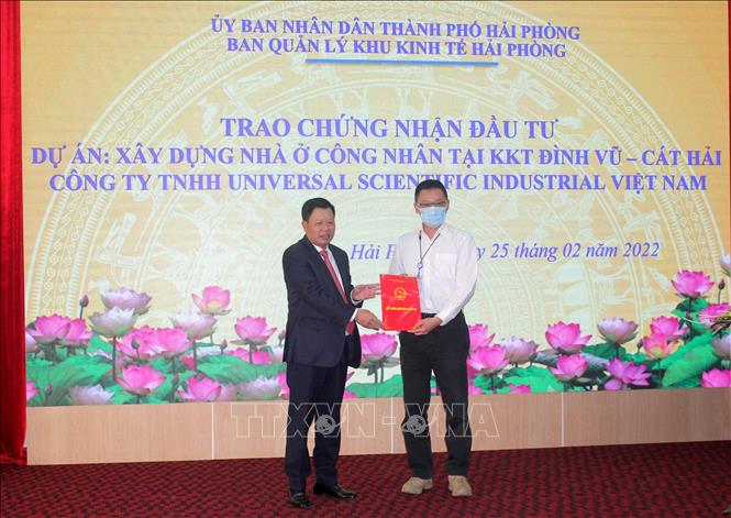 Trong ảnh: Trưởng ban Ban Quản lý Khu kinh tế Hải Phòng Lê Trung Kiên trao Giấy chứng nhận đăng ký đầu tư cho đại diện Công ty TNHH Universal Scientific Industrial Việt Nam. Ảnh: TTXVN