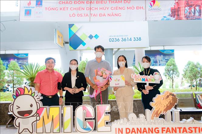Trong ảnh: Đại diện đoàn khách MICE được tặng hoa và quà tại lễ đón. Ảnh: TTXVN phát