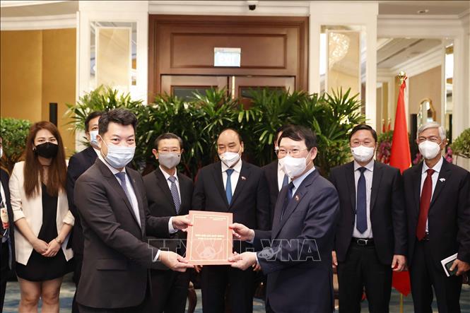 Chủ tịch nước Nguyễn Xuân Phúc chứng kiến lễ trao Biên bản ghi nhớ về đầu tư tại tỉnh Bắc Giang giữa Chủ tịch UBND tỉnh Bắc Giang Lê Ánh Dương và đại diện Công ty TNHH Quản lý Bất động sản CapitalLand (CapitaLand (Vietnam) Holdings Pte. Ltd). Ảnh: Thống Nhất - TTXVN
