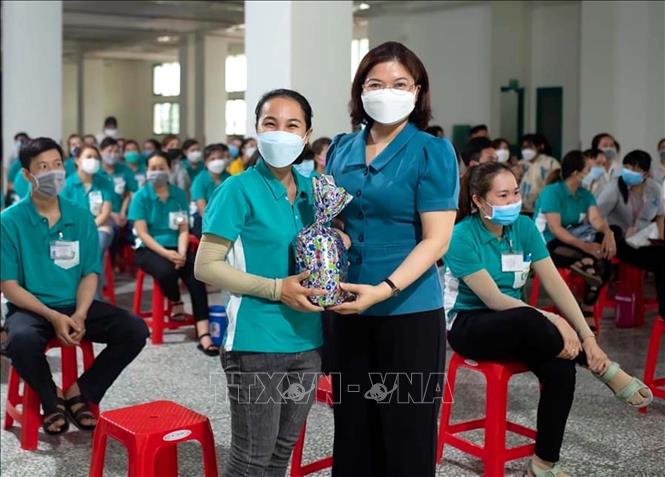 Đại diện Liên đoàn Lao động Thành phố Hồ Chí Minh thăm hỏi, động viên và chúc Tết công nhân đang làm việc trong những ngày đầu năm mới 2022. Ảnh: Thanh Vũ – TTXVN
