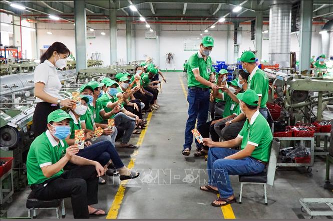 Không khí rộn ràng trong các xưởng sản xuất của Công ty cổ phần Kềm Nghĩa trong những ngày đầu năm mới 2022. Ảnh: Thanh Vũ - TTXVN