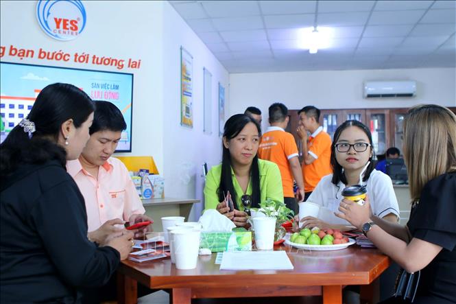 Nhiều người lao đông tìm việc làm tại Trung tâm dịch vụ việc làm thanh niên Thành phố Hồ Chí Minh. Ảnh: Thanh Vũ - TTXVN