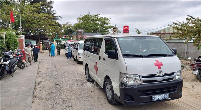 Xe cấp cứu túc trực tại hiện trường vụ chìm ca nô du lịch ở Cửa Đại. Ảnh: TTXVN