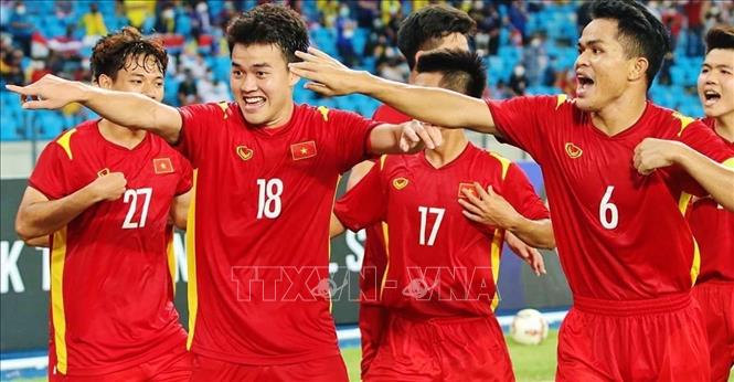 Photo: Vietnamese players cheer after the goal was scored in the last minute of the first half.