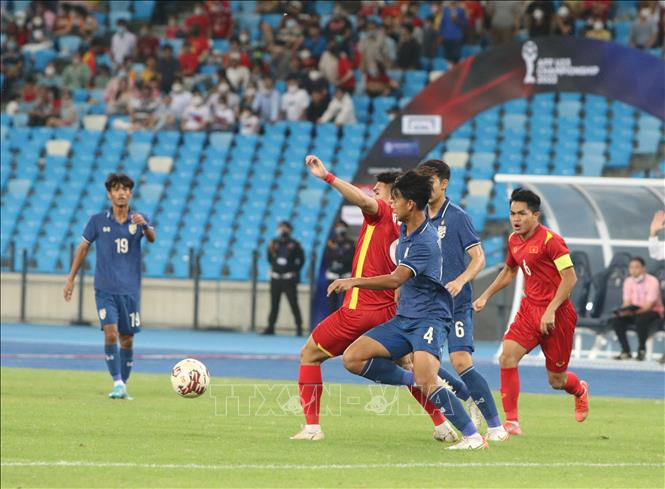 Photo: Vietnamese and Thai players fight for the ball.