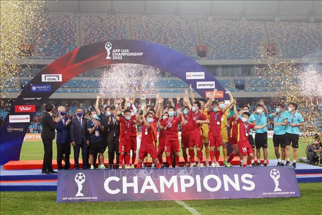 Việt Nam vô địch: Bạn đã biết Việt Nam vô địch như thế nào chưa? Hãy cùng xem hình ảnh về chiến thắng lịch sử của đội tuyển quốc gia để cảm nhận hơn về sự nhiệt huyết và tinh thần quyết tâm của các cầu thủ trong chặng đường vô địch đầy cam go và khốc liệt.