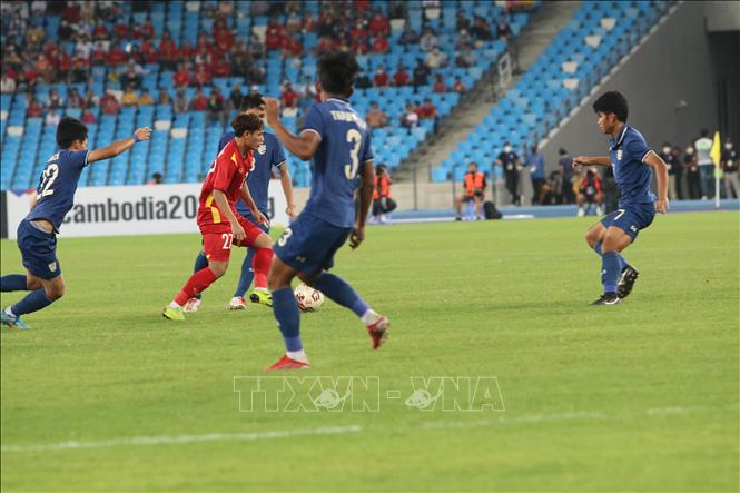 Photo: Midfielder Nguyen Thanh Nhan (27) is surrounded by Thai rivals. 