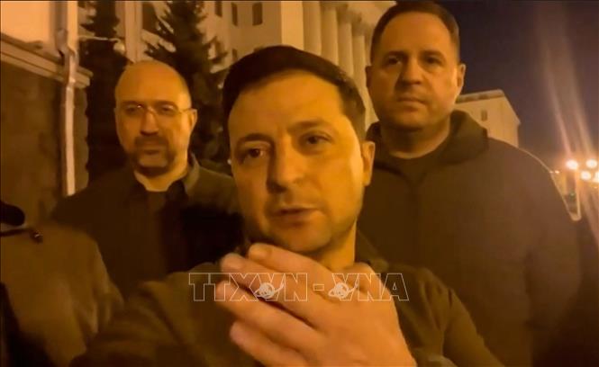 Trong ảnh:Tổng thống Ukraine Volodymyr Zelensky phát biểu trong đoạn video do ông tự quay tại thủ đô Kiev, tối 25/2/2022. Ảnh: AFP/TTXVN