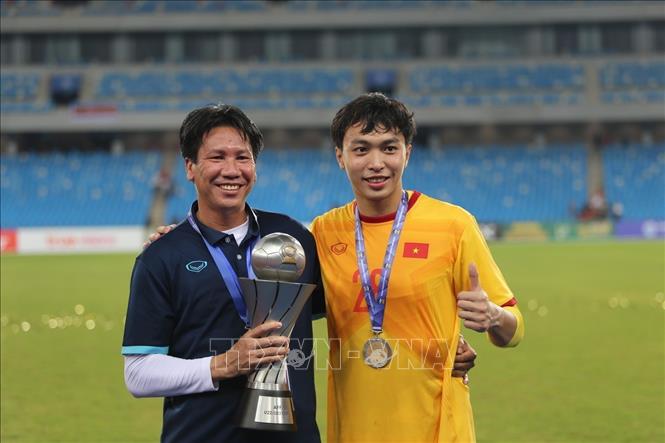 Vietnam U23 goalie Dang Tuan Hung (R) cheers for the team’s victory. VNA Photo: Nguyễn Vũ Hùng