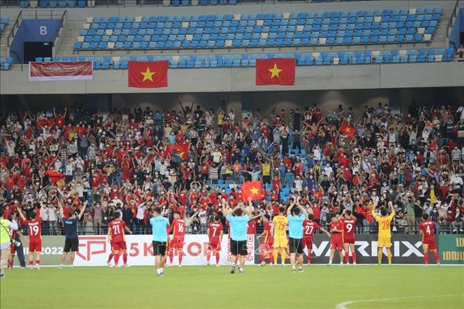 Vietnam U23 team thanks Vietnamese spectators for their support. VNA Photo
