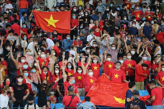 Photo: Vietnamese spectators cheer for Vietnam U23 team at Morodok Techo Stadium in Phnom Penh, Cambodia. VNA Photo
