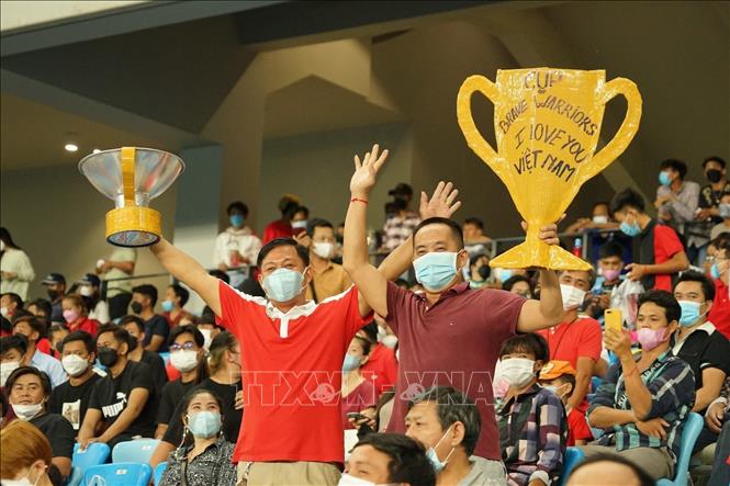 Photo: Vietnamese spectators cheer for Vietnam U23 team at Morodok Techo Stadium in Phnom Penh, Cambodia. VNA Photo