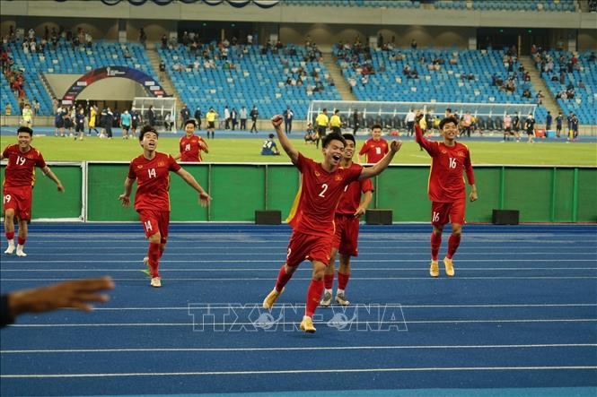 Vietnam U23 team cheers for victory after the match ends. VNA Photo