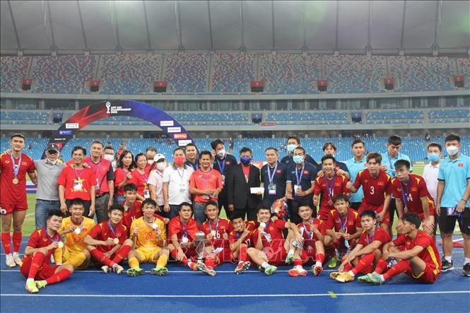 Vietnamese ambassador in Cambodia Pham Huy Tang congratulates Vietnam U23 team on their victory. VNA Photo