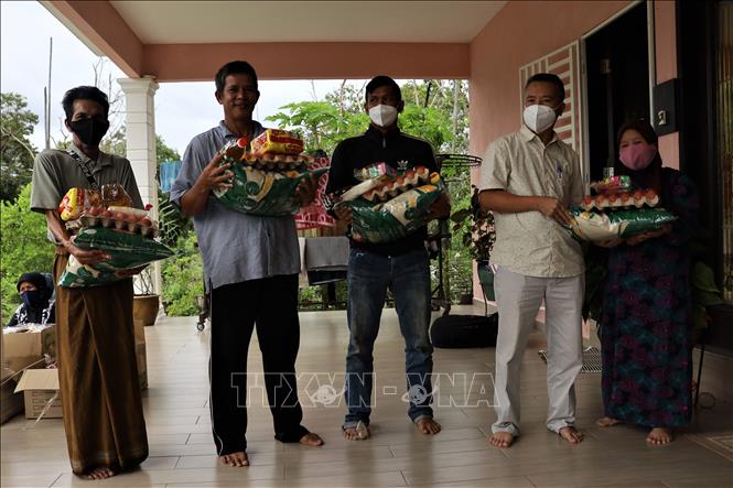 Tham tán Đại sứ quán Việt Nam tại Malaysia Nguyễn Hồng Sơn trao quà cho bà con người Chăm tại Charating, bang Pahang. Ảnh: Mạnh Tuân - PV TTXVN tại Malaysia